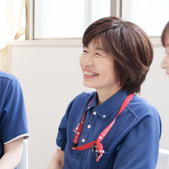 笑顔で働くスタッフ