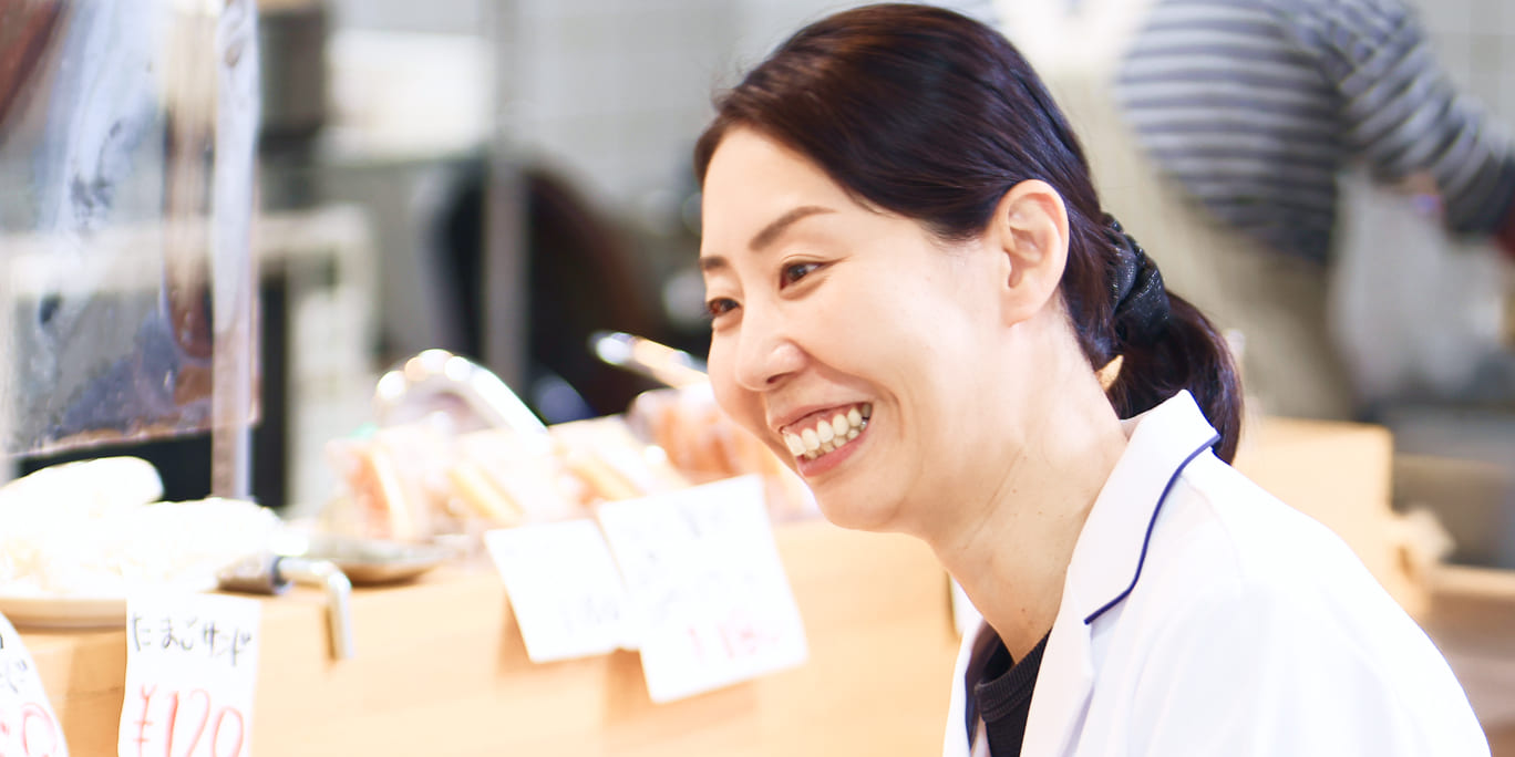 笑顔で働くスタッフ