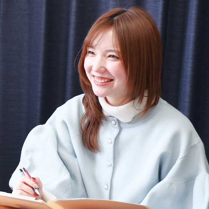 笑顔で働くスタッフ