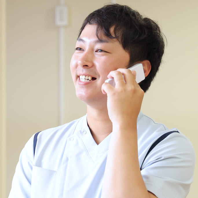 笑顔で働くスタッフ