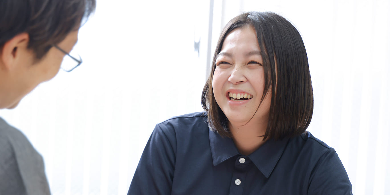 笑顔で働くスタッフ