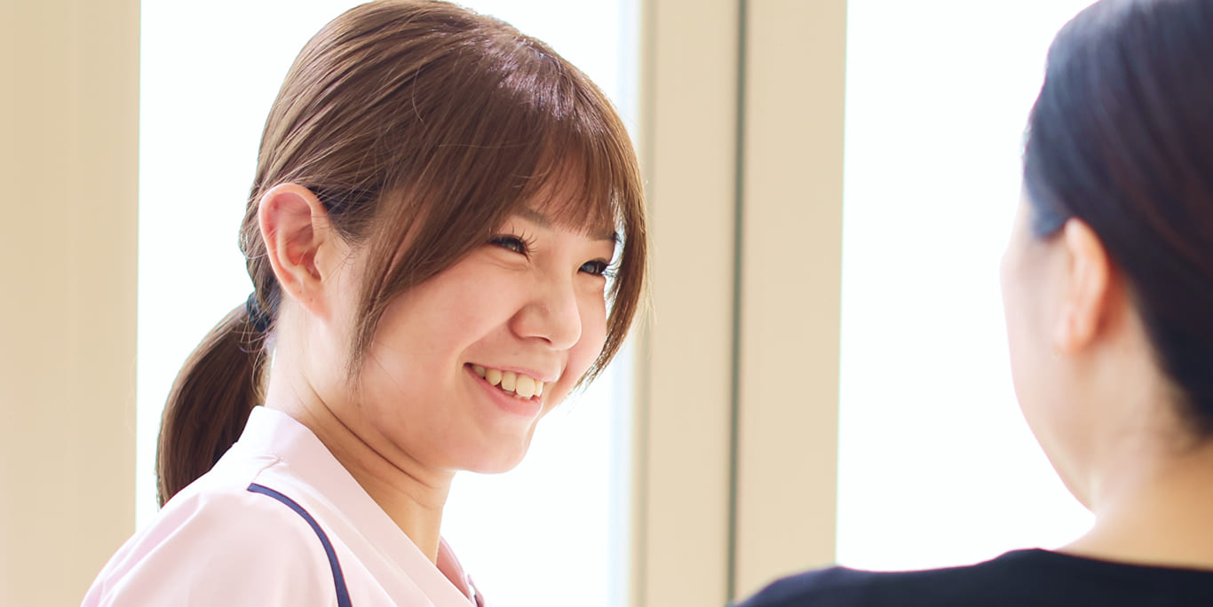 笑顔で働くスタッフ