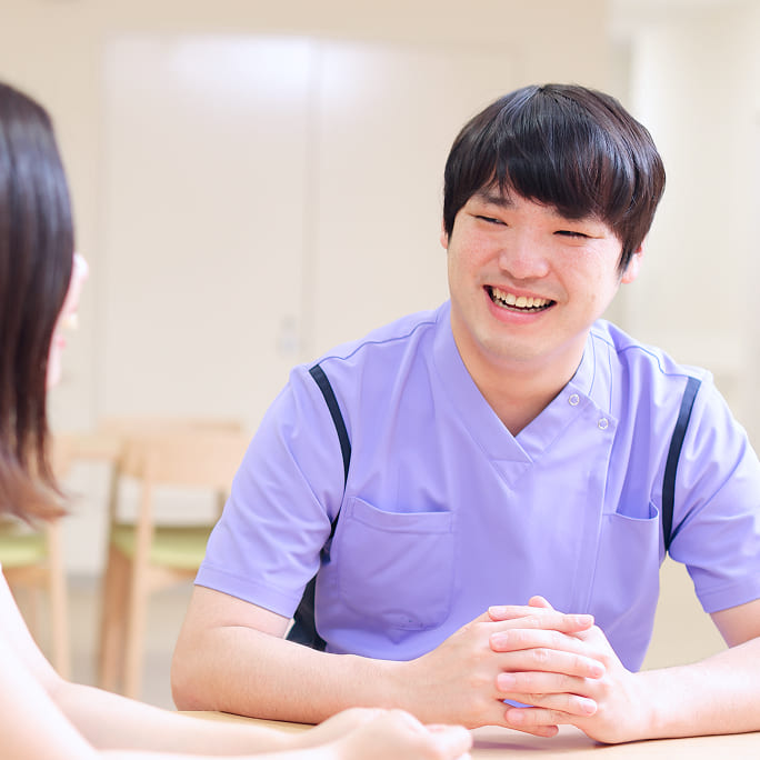 笑顔で働くスタッフ