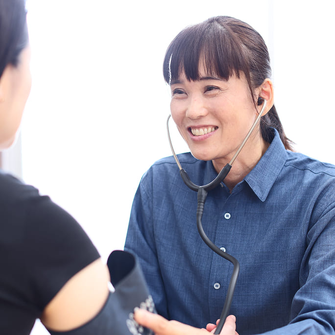 笑顔で働くスタッフ