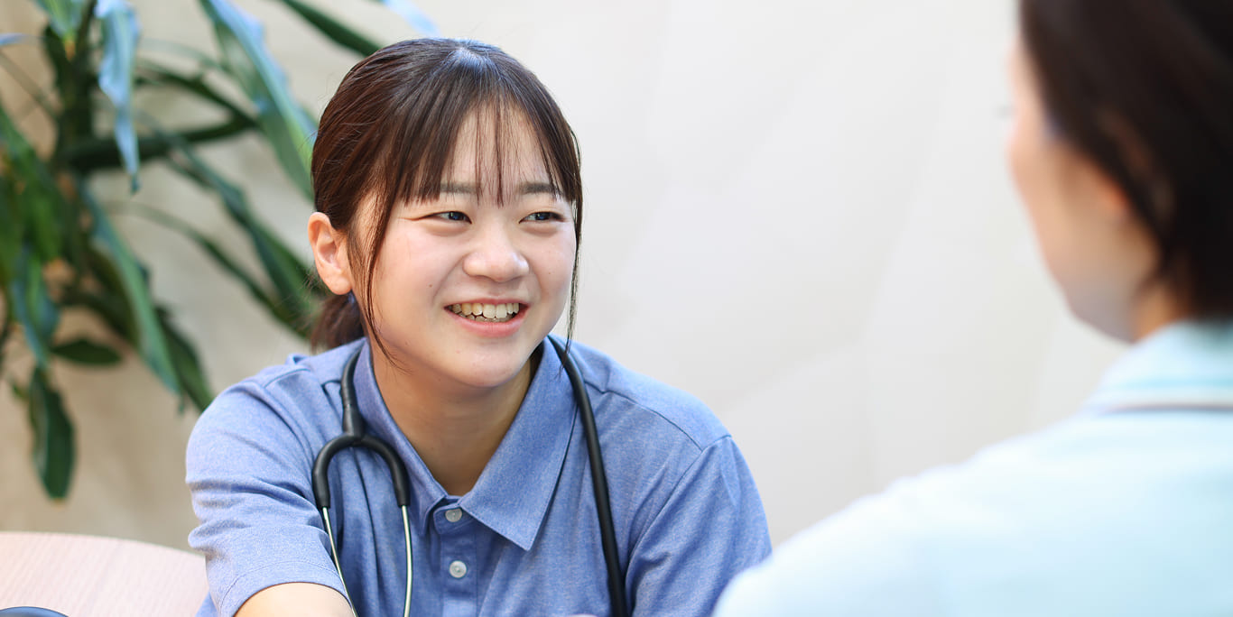 笑顔で働くスタッフ